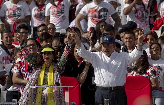 El presidente de Nicaragua, Daniel Ortega (c), y la vicepresidenta, Rosario Murillo. EFE/Jorge Torres/Archivo
