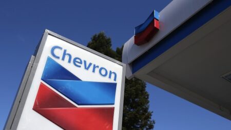 Chevron adopta requisito de vacuna COVID-19 para algunos empleados