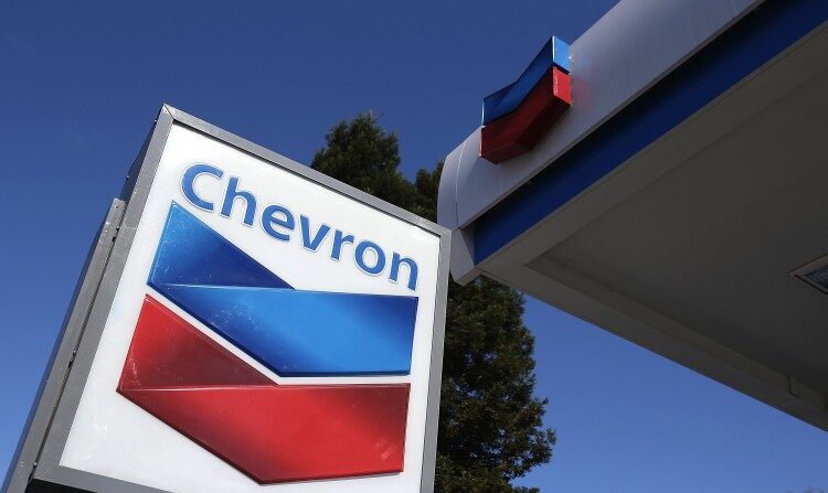 Un letrero es colocado en una gasolinera Chevron el 27 de julio de 2012 en San Rafael, California. (Justin Sullivan/Getty Images)