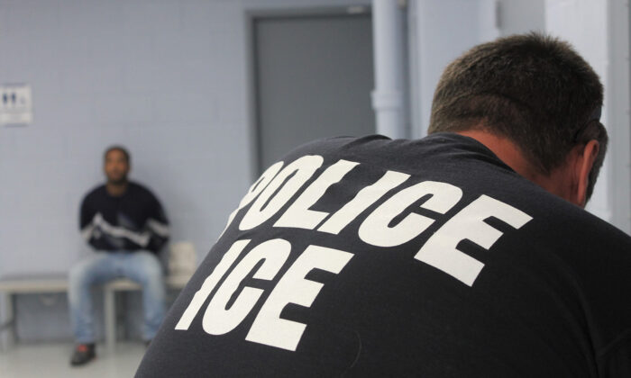 Agentes del ICE llevan a cabo una operación de detención de inmigrantes ilegales en Filadelfia el 25 de septiembre de 2019. (ICE)