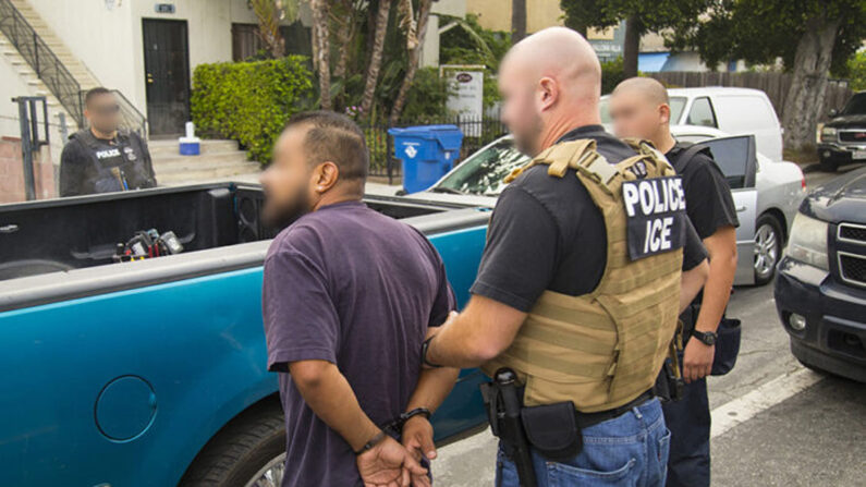 Agentes estadounidenses llevan a cabo un operativo para arrestar a inmigrantes ilegales en Nueva York el 26 de septiembre de 2019. (ICE)
