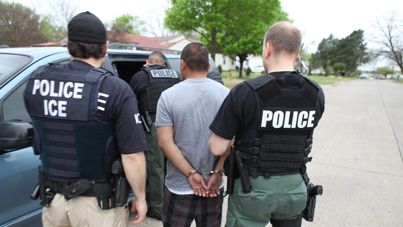 Agentes del ICE arrestan a un extranjero ilegal durante una operación en Baltimore, Maryland, el 22 de noviembre de 2019. (ICE)