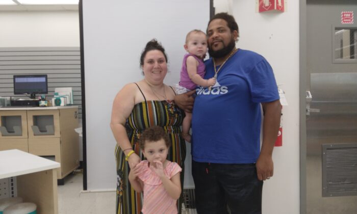 Jaime y Ryan Rose con su hija mayor, Armani, y su bebé, Ariana, cuyos hematomas habituales tras un parto de posición de nalgas hicieron que los Servicios de Protección Infantil se llevaran a sus hijas. Foto tomada en agosto de 2021. (Foto cortesía de Jaimie y Ryan Rose)