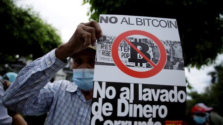 Cientos de salvadoreños protestan por los planes del gobierno de Bukele de usar Bitcoin como moneda de curso legal