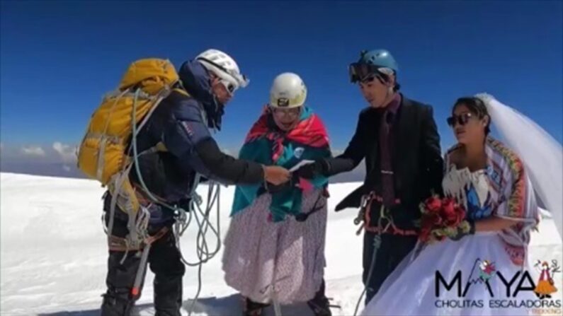 La pareja viajó desde la central Cochabamba, donde residen, hasta la ciudad de La Paz para hacer su sueño realidad y emprender una aventura de tres días para llegar hasta la cima de este emblemático nevado. (Crédito: EFE)