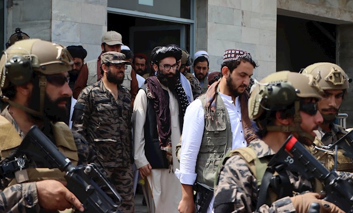 Anas Haqqani (centro), el hijo menor del cofundador de los talibanes Jalaluddin Haqqani, es escoltado por terroristas talibanes mientras visita el aeropuerto internacional Hamid Karzai tras la retirada de EE. UU. en Kabul (Afganistán) el 31 de agosto de 2021. EFE/EPA/STRINGER