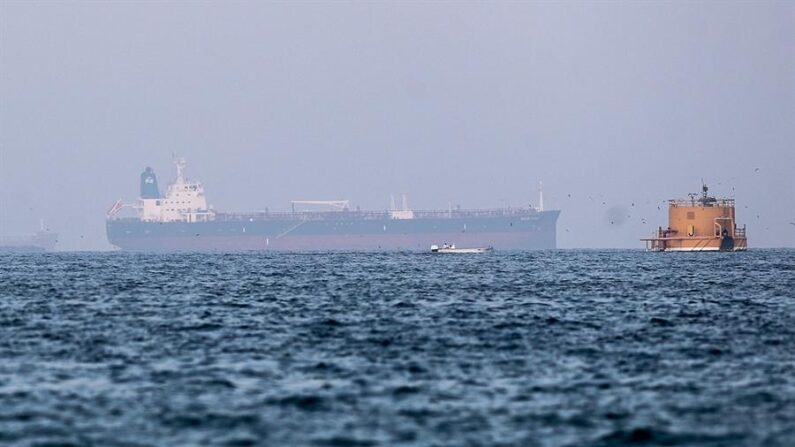 El petrolero de propiedad japonesa Mercer Street, llega a la costa de Fujairah, Emiratos Árabes Unidos, el 3 de agosto de 2021. EFE/EPA/ALI HAIDER