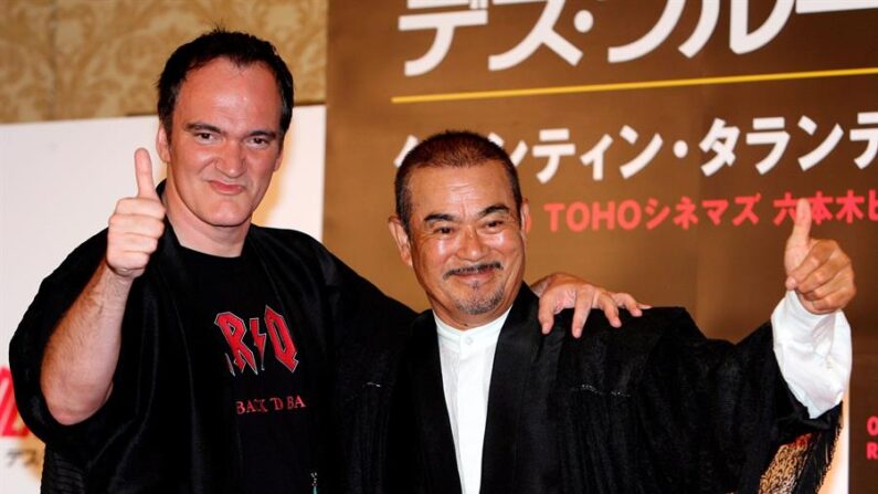 El director de cine estadounidense Quentin Tarantino (i) posa junto al actor japonés Shinichi Chiba durante una rueda de prensa promocional de su última película 'Death Proof' (Prueba de Muerte), en Tokio (Japón), el 2 de agosto de 2007. EFE/Franck Robichon/Archivo