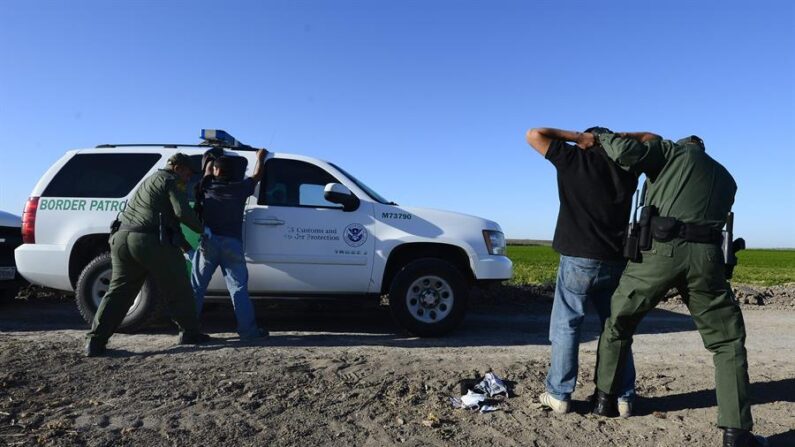 Agentes de la patrulla fronteriza detienen a presuntos inmigrantes ilegales en un costado del Río Grande (EE.UU.). EFE/Larry W. Smith/Archivo
