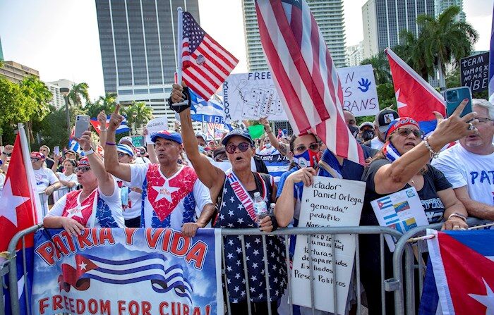 Cubanoamericanos participan en una manifestación para apoyar las protestas en Cuba, este 31 de julio de 2021, en el Parque Bayfront de Miami, Florida (EE.UU.). (EFE/Cristóbal Herrera)