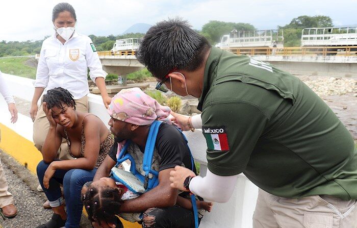 Migrantes centroamericanos fueron interceptados por personal de Instituto Nacional de Migracion (INM) hoy, sobre la autopista del municipio de Mapastepec, en el estado de Chiapas (México). EFE/Juan Manuel Blanco