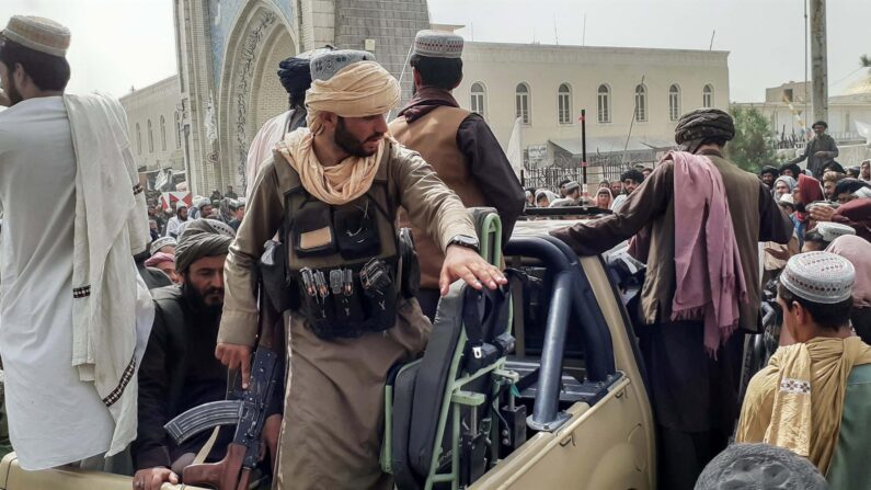 Patrulla talibán en Kandahar, Afganistán, 15 de agosto de 2021. Los talibanes han llegado a las afueras de Kabul, la capital de Afganistán, donde el gobierno afgano informó que se han escuchado disparos, aunque los insurgentes dijeron que no entrarán a la ciudad por la fuerza y están negociando una transición pacífica del poder. (EFE/EPA/STRINGER)