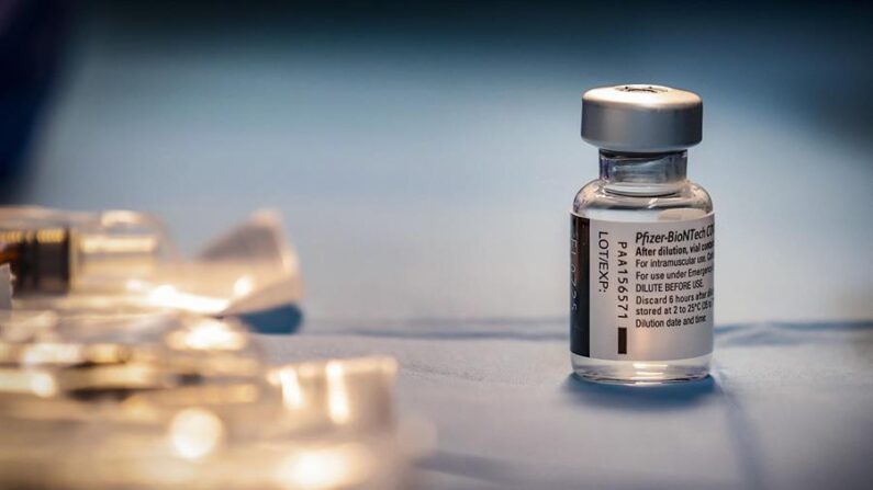 La vacuna anti-covid de Pfizer-BioNTech es utilizada en 120 países y en Brasil fue la primera en obtener el registro definitivo por parte de la Agencia Nacional de Vigilancia Sanitaria, condición otorgada en febrero y que apenas este mes consiguió en su propio país de origen, Estados Unidos. (EFE/Archivo)