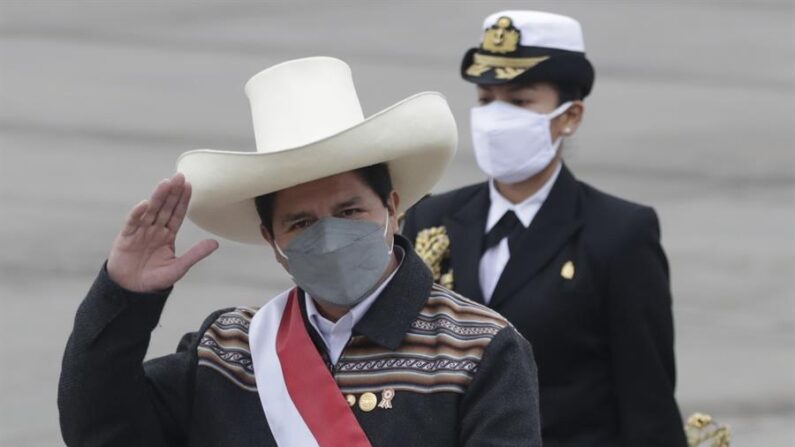 El presidente de Perú, Pedro Castillo (c). EFE/ Paolo Aguilar/Archivo