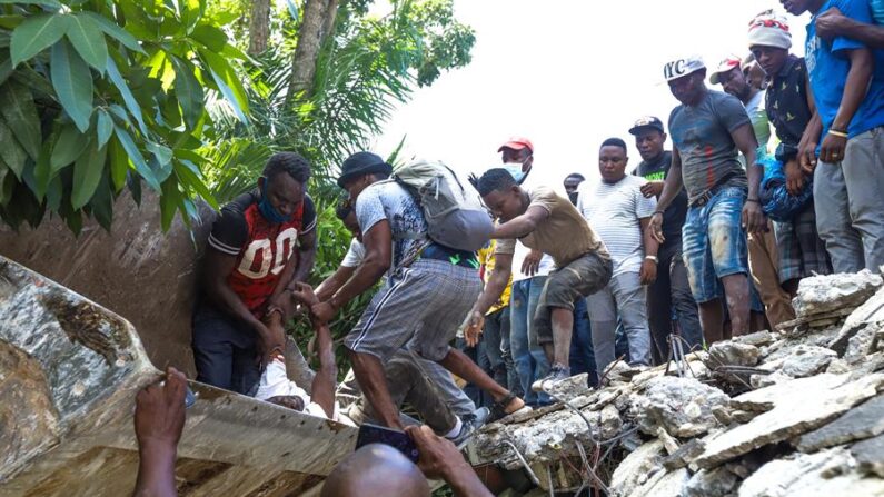 Grupos de personas realizan tareas de búsqueda de supervivientes tras un seísmo de 7.2 grados el 14 de agosto de 2021, en Los Cayos (Haití). EFE/ Ralph Tedy Erol
