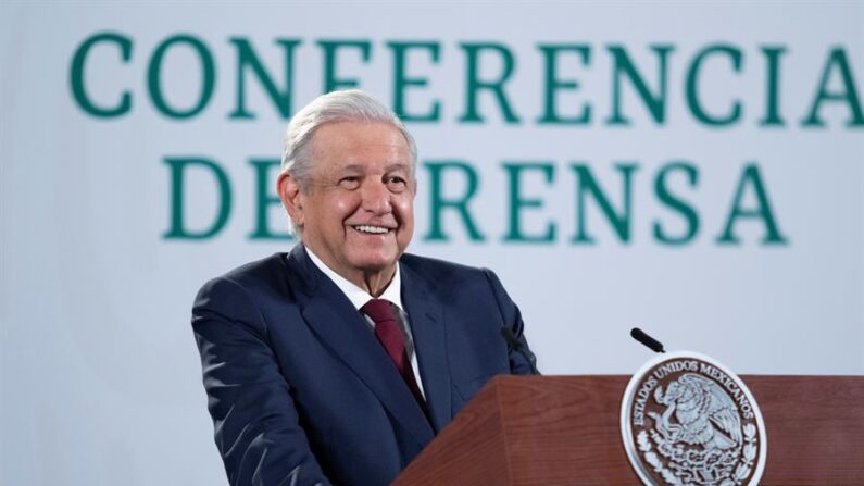 Fotografía cedida el 11 de agosto de 2021 por la Presidencia de México que muestra al mandatario Andrés Manuel López Obrador durante una rueda de prensa en Palacio Nacional, en Ciudad de México (México). EFE/Presidencia de México
