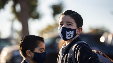 Junta Escolar de Miami-Dade aprueba uso obligatorio de mascarillas, desafiando orden de DeSantis