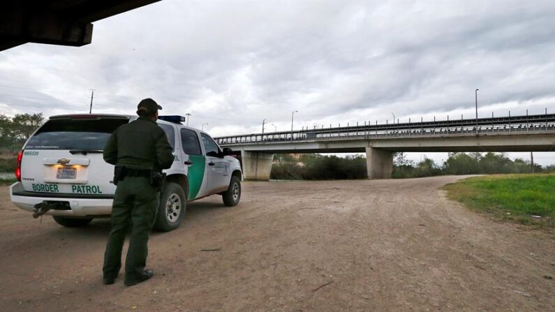 Un agente de la Patrulla Fronteriza observa desde una carretera frente a México cerca de McAllen, Texas. EFE/Larry W. Smith/Archivo
