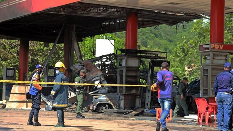 Bomberos de Anzóategui revisan los daños luego de una explosión en la estación de servicio Araguaney en la via alterna Puerto la Cruz - Barcelona, el 4 de agosto de 2021 en el estado Anzoátegui (Venezuela). EFE/Carlos Landaeta