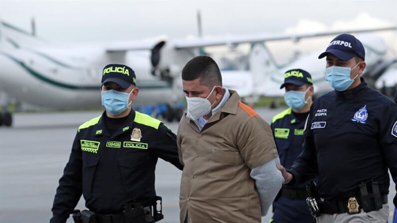 Policía de Interpol Colombia presenta a Henry Trigo Celón, integrante del Ejército de Liberación Nacional (ELN) antes de ser extraditado a los Estados Unidos este jueves, en el aeropuerto militar de Catam en Bogotá (Colombia). EFE/ Mauricio Dueñas Castañeda