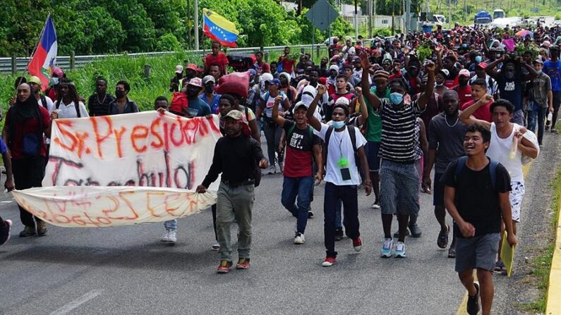 Migrantes centroamericanos caminan el 28 de agosto de 2021 por la principales calles del municipio de Tapachula, en el estado de Chiapas (México). EFE/ Juan Manuel Blanco