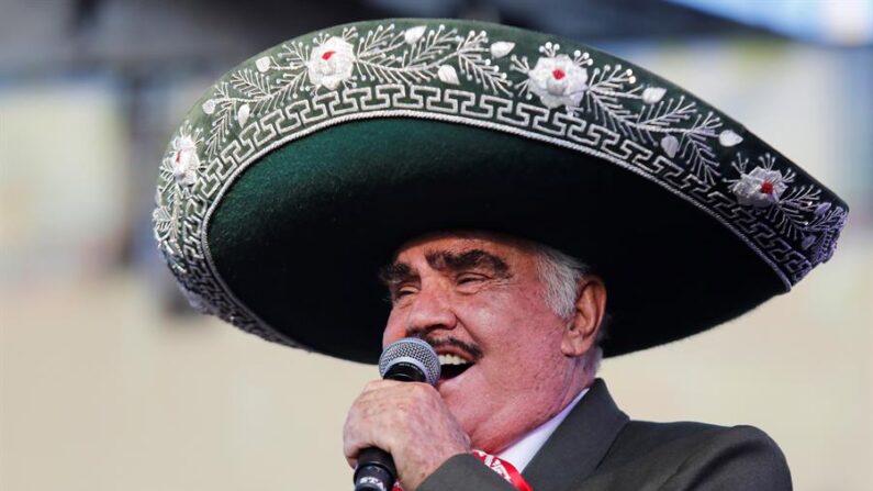 Fotografía de archivo que muestra al cantante mexicano Vicente Fernández durante un concierto en Guadalajara, Jalisco (México). EFE/Francisco Guasco