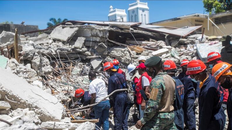 Personal realiza trabajos de remoción de escombros, búsqueda y rescate tras el terremoto registrado el 14 de agosto de 2021 en Haití, en Les Cayes (Haití). EFE/ Ralph Tedy Erol