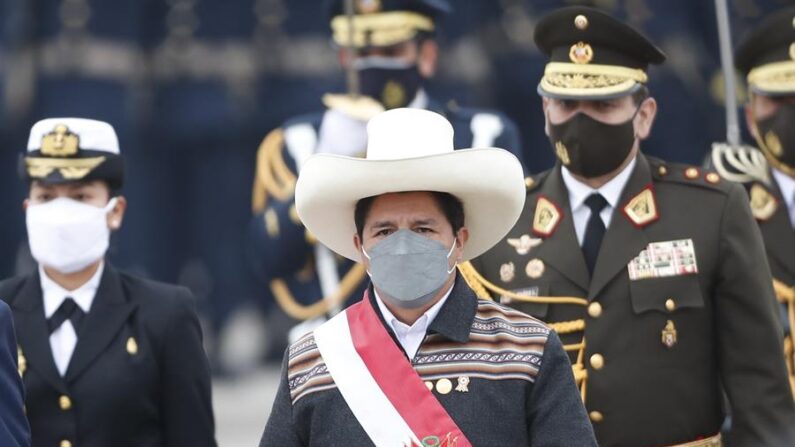 El presidente de Perú, Pedro Castillo (c), fue registrado el pasado 30 de julio, durante un desfile militar por las Fiestas Patrias, en el Cuartel General del Ejército, en Lima (Perú). EFE/Paolo Aguilar/Archivo