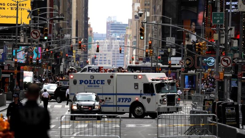 Vista del Times Square cerrado debido a un paquete sospechoso que inspecciona el escuadrón antibombas en Nueva York (EE.UU.), el 19 de agosto de 2021. EFE/EPA/Peter Foley