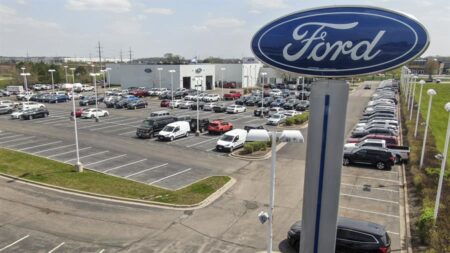 GM, Ford y Toyota recortarán aún más su producción en Norteamérica por la escasez de chips