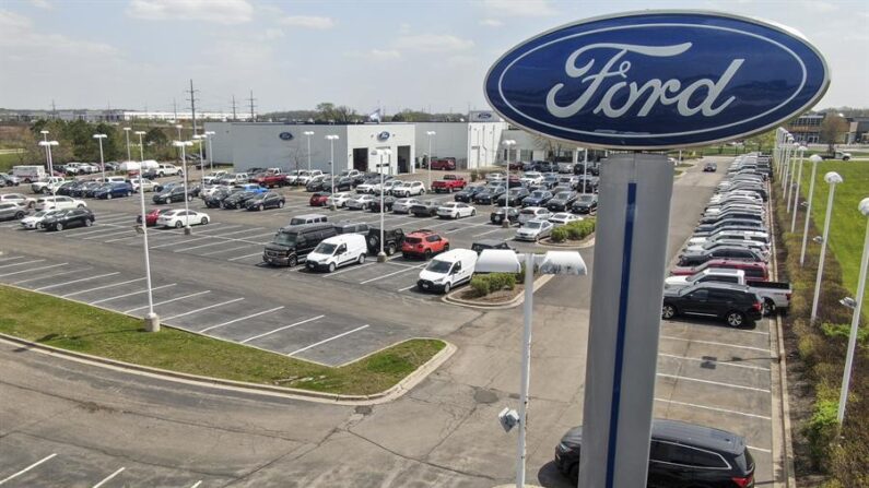 Ford llamará a revisión alrededor de 560,000 unidades de la camioneta "pickup" F-150 por un problema con el limpiaparabrisas, mientras que este viernes se supo que Tesla tendrá que reparar el sistema de airbag de unos 30,000 Model X. EFE/Tannen Maury/Archivo