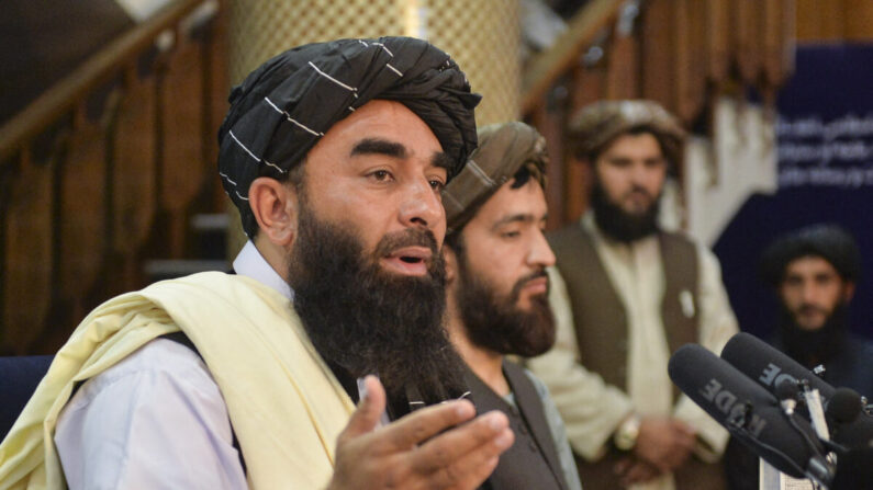 El portavoz talibán Zabihullah Mujahid (izq.) habla durante una conferencia de prensa en Kabul, el 17 de agosto de 2021, tras la sorprendente toma de poder de Afganistán por los talibanes. (Hoshang Hashimi/AFP vía Getty Images)