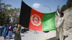 Talibanes disparan mientras manifestantes ondean bandera afgana el Día de la Independencia