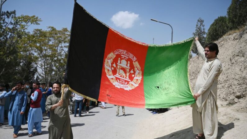 Los afganos celebran su Día de la Independencia número 102 con la bandera nacional, en Kabul, el 19 de agosto de 2021. (Wakil Kohsar/AFP a través de Getty Images)