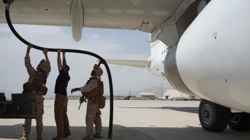 Las fuerzas estadounidenses, bajo el mando del general de división Chris Donahue, comandante de la 82ª División Aerotransportada, reabastecen el Boeing 737 de Ark Salus Private Air Carrier Afghan Rescue en su viaje inaugural en el aeropuerto internacional Hamid Karzai el 22 de agosto de 2021. (Ark Salus) 