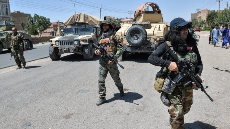 Fuerzas de comando del Ejército Nacional Afgano caminan a lo largo de una calle en medio de los combates en curso entre los talibanes y las fuerzas de seguridad afganas en el distrito de Enjil de la provincia de Herat, el 1 de agosto de 2021. (Hoshang Hashimi/AFP vía Getty Images)
