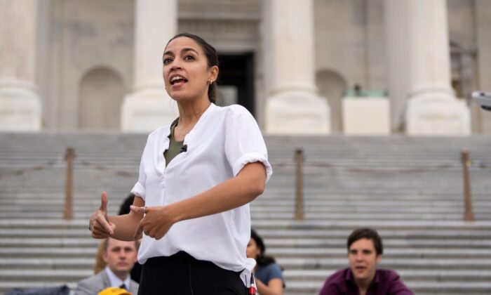 La representante Alexandria Ocasio-Cortez (D-NY) habla con un reportero mientras protesta por la expiración de la moratoria federal de desalojos en las escaleras del Capitolio de EE. UU. en Washington el 3 de agosto de 2021. (Drew Angerer/Getty Images)