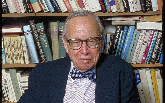 Arthur Schlesinger, un historiador y biógrafo estadounidense, es visto en su oficina en la ciudad de Nueva York el 21 de abril de 1988 (Bernard Gotfryd a través de Wikimedia Commons).