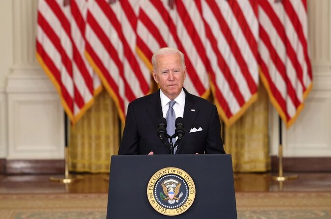 El presidente Joe Biden habla sobre el empeoramiento de la crisis en Afganistán desde la Sala Este de la Casa Blanca en Washington el 16 de agosto de 2021. (Anna Moneymaker/Getty Images)