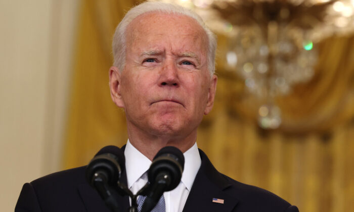 El presidente Joe Biden hace una pausa mientras hace declaraciones sobre el empeoramiento de la crisis en Afganistán desde la Sala Este de la Casa Blanca en Washington el 16 de agosto de 2021. (Anna Moneymaker/Getty Images)