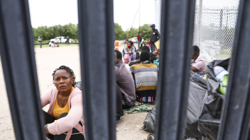 Un grupo de más de 350 inmigrantes ilegales espera a la Patrulla Fronteriza tras cruzar el Río Bravo desde México hacia Del Rio, Texas, el 25 de julio de 2021. (Charlotte Cuthbertson/The Epoch Times)