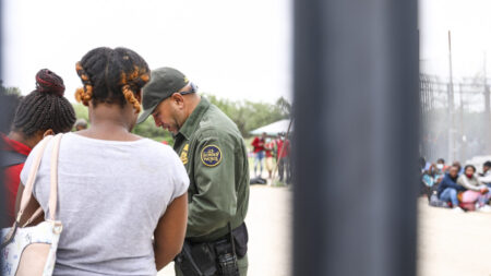 Más de 800 niños no acompañados fueron detenidos cruzando la frontera ilegalmente en un solo día