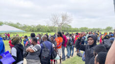 McAllen, Texas, instala refugio de emergencia para «número abrumador» de inmigrantes detenidos