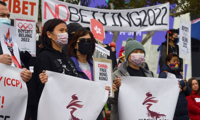 Activistas, incluidos miembros de las comunidades locales de Hong Kong, tibetanos y uigures, sostienen pancartas y carteles en Melbourne, el 23 de junio de 2021, pidiendo al gobierno australiano que boicotee los Juegos Olímpicos de Invierno de Beijing 2022. (WILLIAM WEST/AFP a través de Getty Images)