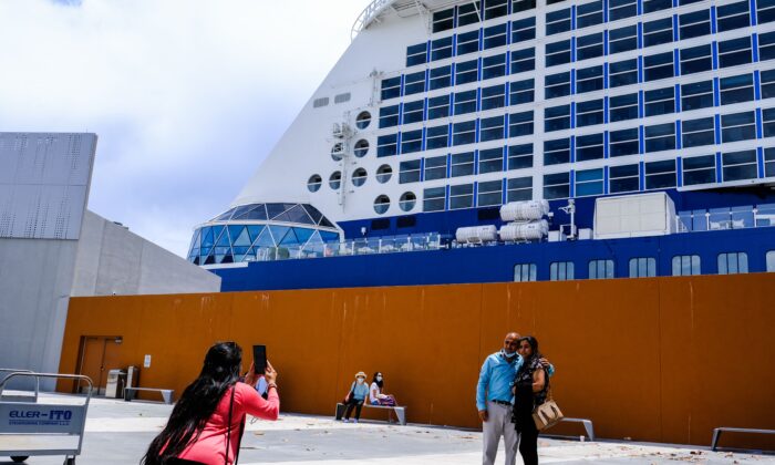 Una mujer toma una foto a una pareja en el crucero Celebrity Edge en Fort Lauderdale (Florida) el 26 de junio de 2021. (Maria Alejandra/AFP a través de Getty Images)