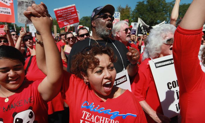 Maestros en huelga de Chicago y sus partidarios asisten a una manifestación en Union Park en Chicago, Illinois, el 15 de septiembre de 2012. (Scott Olson/Getty Images)