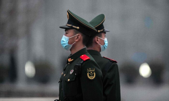 Soldados chinos montan guardia cerca de la plaza de Tiananmen en Beijing el 5 de marzo de 2021. (Nicolas Asfouri/AFP vía Getty Images)