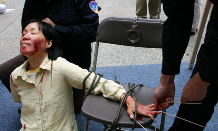 Representación de uno de los métodos de tortura utilizados por los funcionarios chinos para obligar a los practicantes de Falun Dafa a renunciar a su fe. (Minghui.org)
