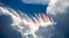Fotógrafo capta impresionante “iridiscencia de nubes” sobre una tormenta en Cabo Cañaveral
