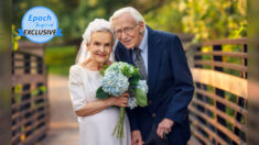 Profesores jubilados celebran su 50º aniversario con una sesión de fotos, ¡la esposa se viste de novia!